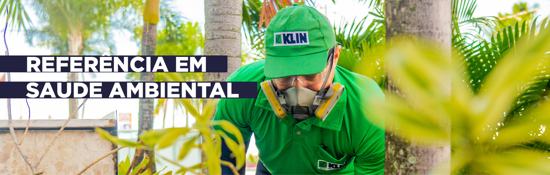 Profissional Klin em serviço ao lado do texto Referência em saúde ambiental