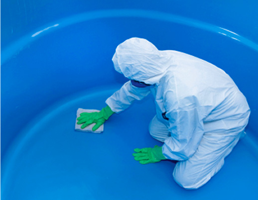 Profissional realizando limpeza de caixa d’água