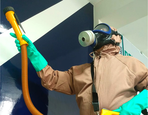 Profissional da Klin realizando sanitização